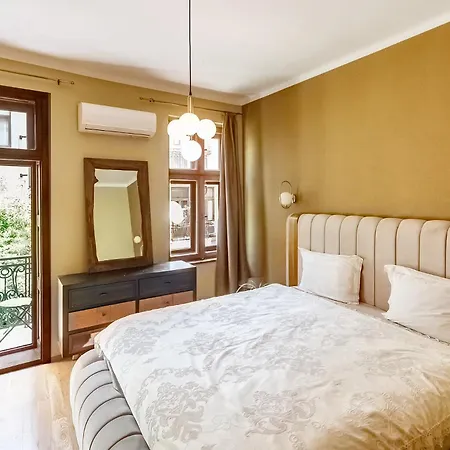 Center Stylish 3 Bedroom *