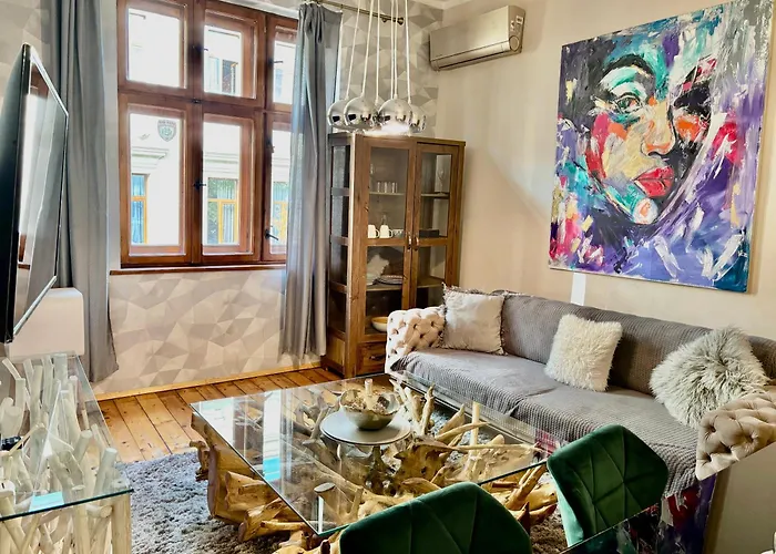 Center Stylish 3 Bedroom *