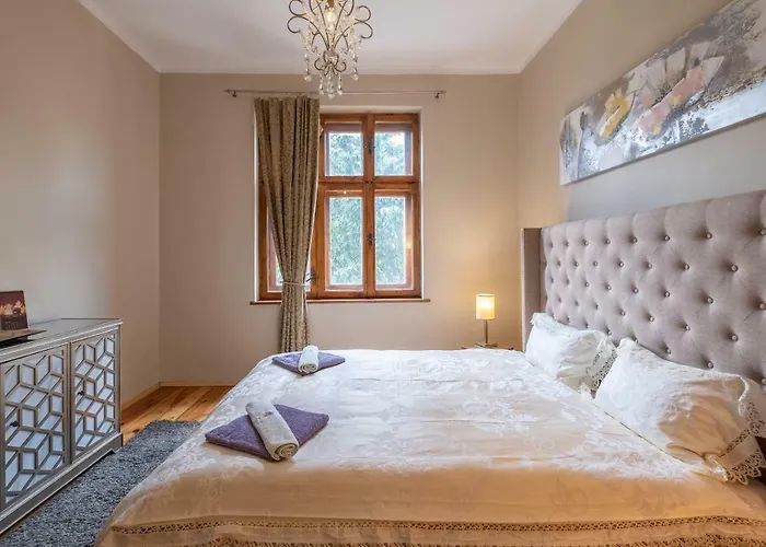 Center Stylish 3 Bedroom *