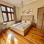 Center Stylish 3 Bedroom Apartment *