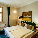 Center Stylish 3 Bedroom Apartment *