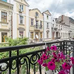 Center Stylish 3 Bedroom Apartment