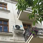 Center Stylish 3 Bedroom Apartment *