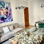 Center Stylish 3 Bedroom Apartment *