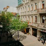 Center Stylish 3 Bedroom Apartment *