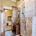 Center Stylish 3 Bedroom Apartment