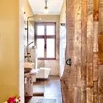 Center Stylish 3 Bedroom Apartment