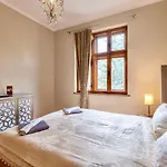 Center Stylish 3 Bedroom Apartment