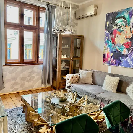 Center Stylish 3 Bedroom *