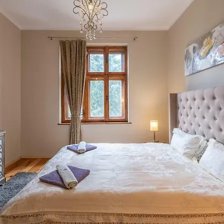 Center Stylish 3 Bedroom *