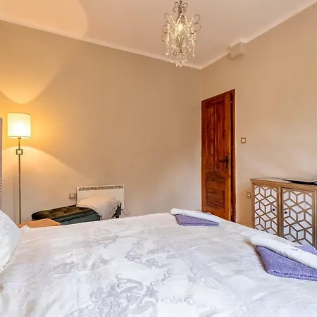 Center Stylish 3 Bedroom