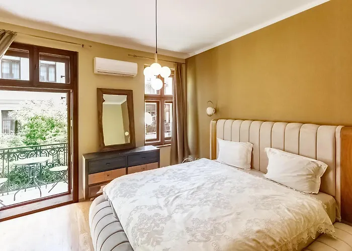 Center Stylish 3 Bedroom *