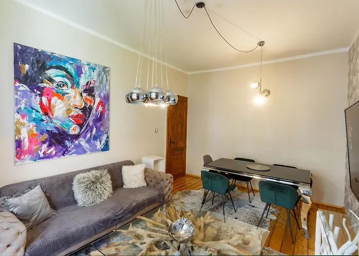 Center Stylish 3 Bedroom