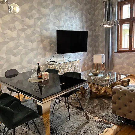 Center Stylish 3 Bedroom *