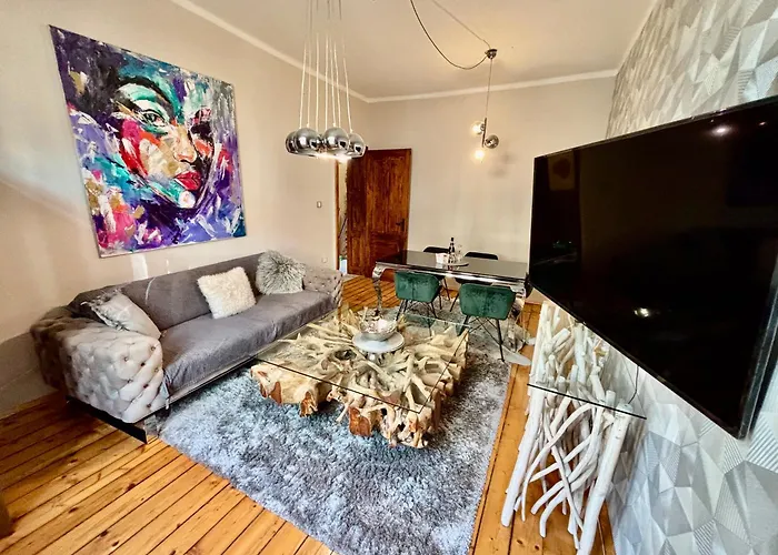 Center Stylish 3 Bedroom