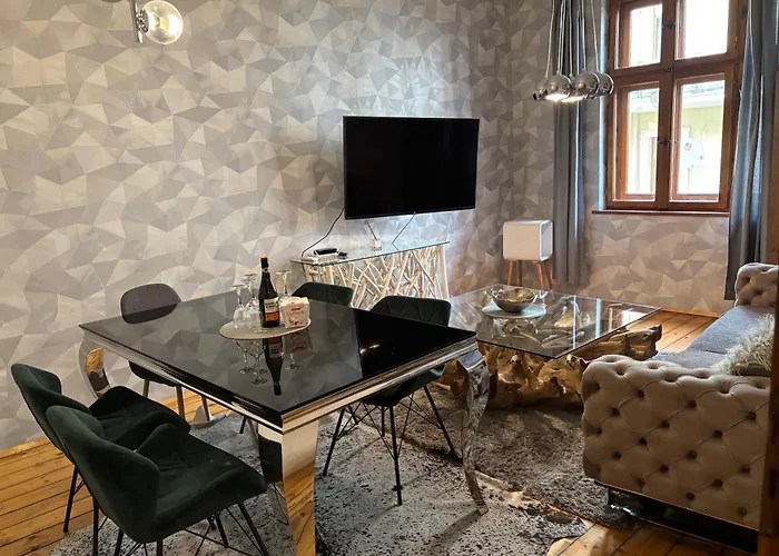 Center Stylish 3 Bedroom *