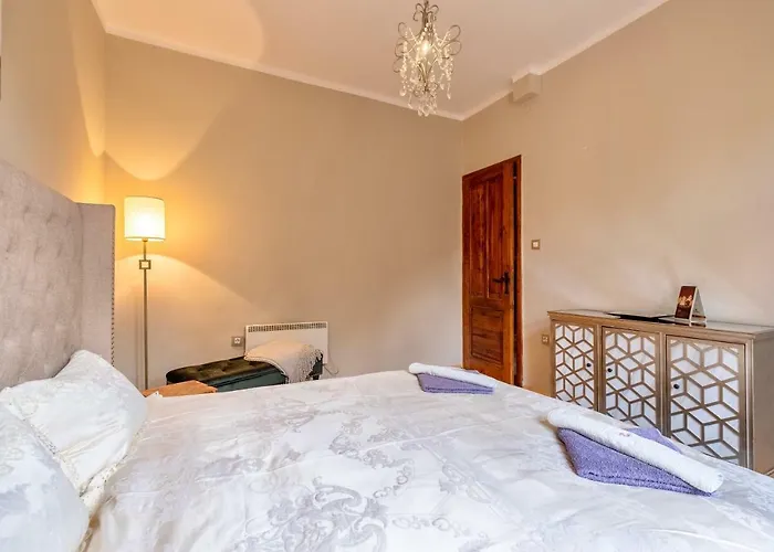 Center Stylish 3 Bedroom