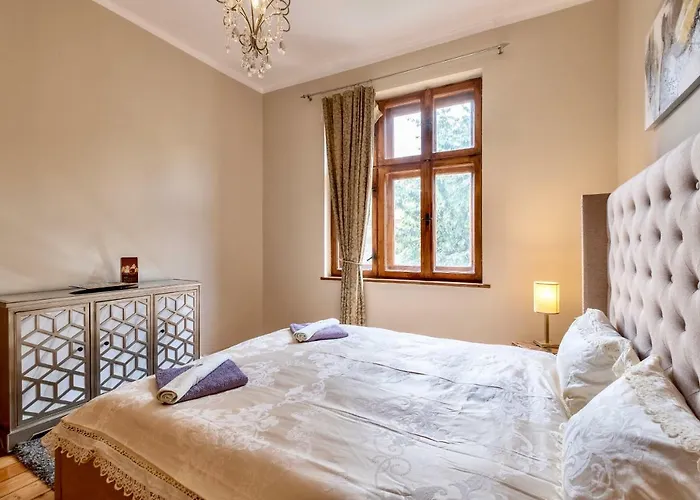 Center Stylish 3 Bedroom Apartment